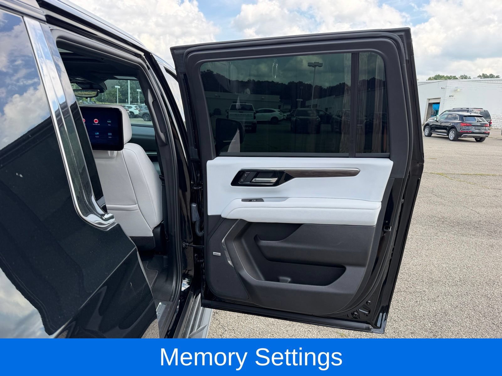 Used 2025 Chevrolet Suburban Premier AWD/4WD image 42