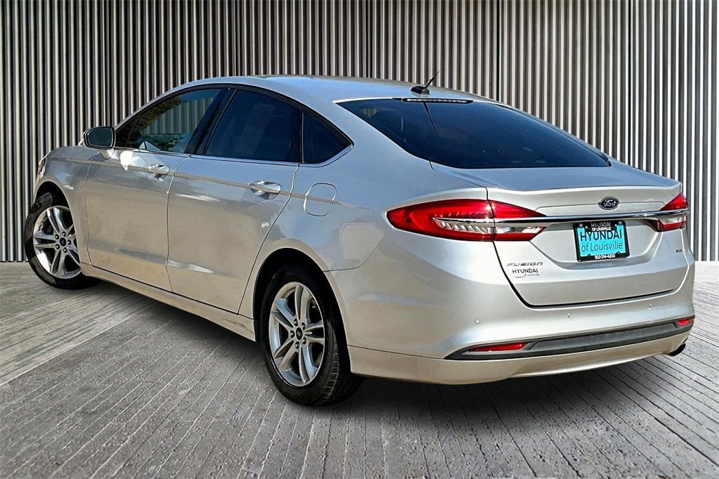 Used 2018 Ford Fusion SE image 2