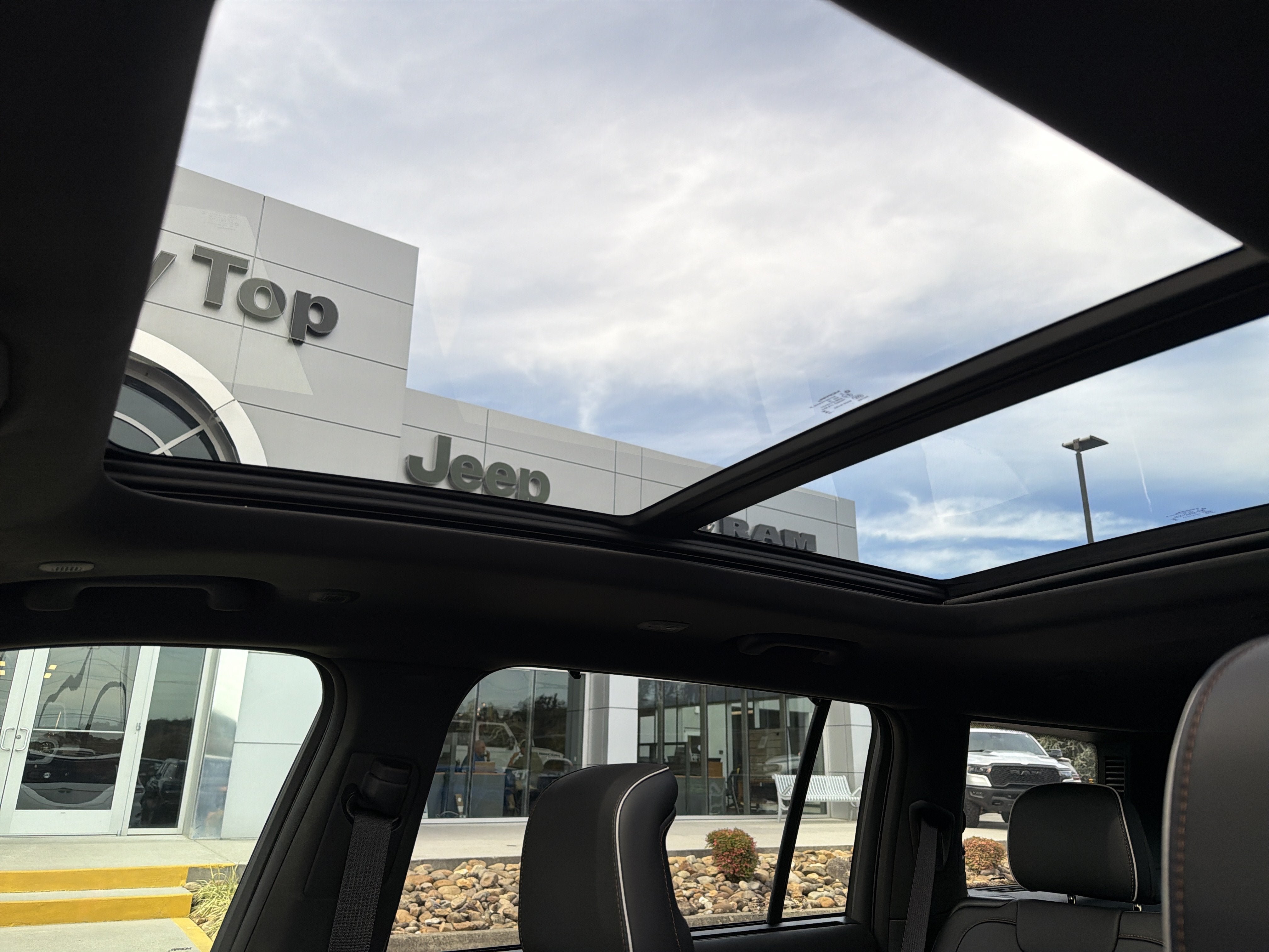 Used 2025 Jeep Grand Cherokee L Summit AWD/4WD image 16