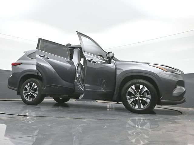 Used 2022 Toyota Highlander XLE AWD/4WD image 52