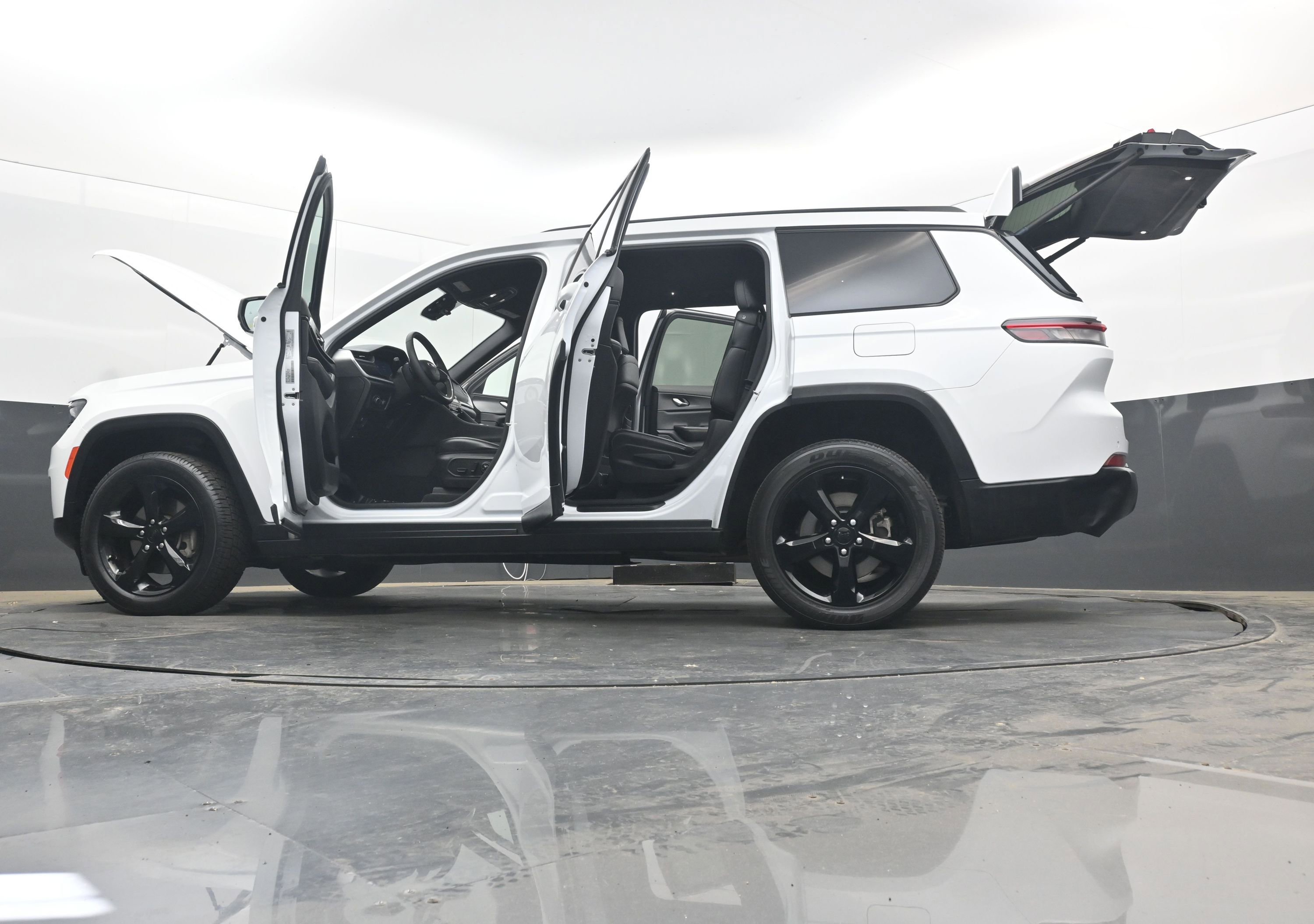 Used 2024 Jeep Grand Cherokee L Laredo image 38
