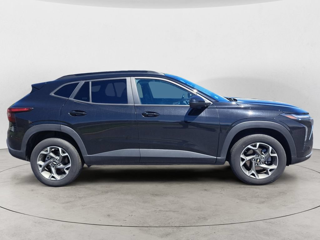 Used 2025 Chevrolet Trax LT w/ LT Convenience Package FWD image 3