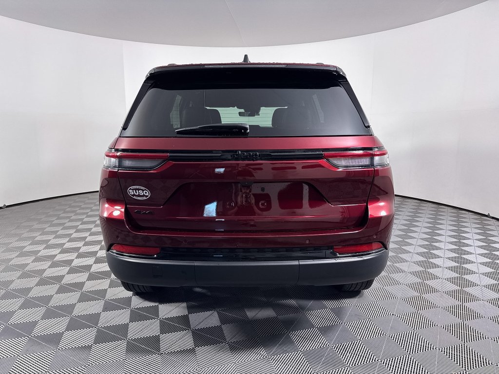 Used 2025 Jeep Grand Cherokee Altitude AWD/4WD image 11