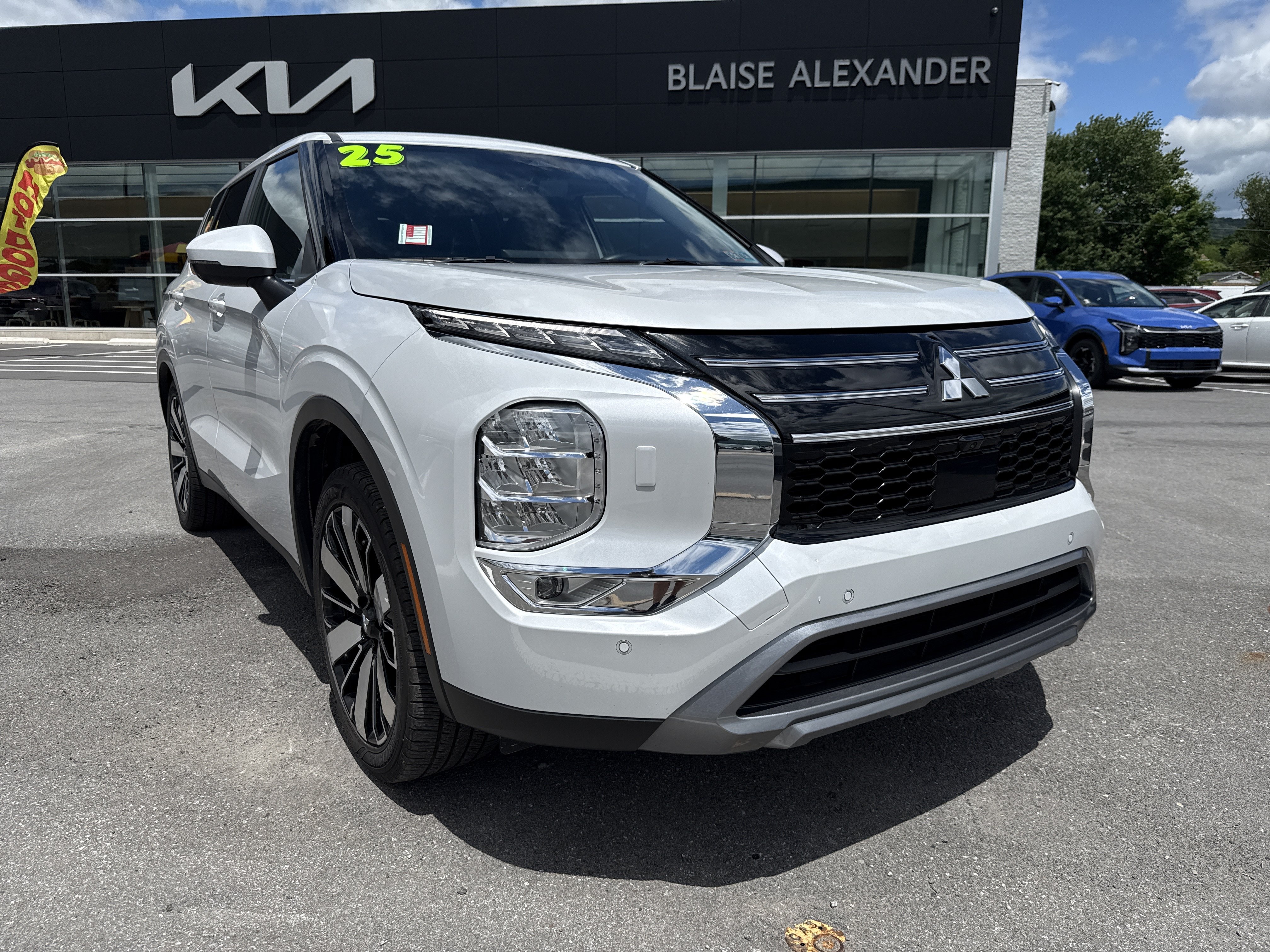 Used 2025 Mitsubishi Outlander SE AWD/4WD image 1