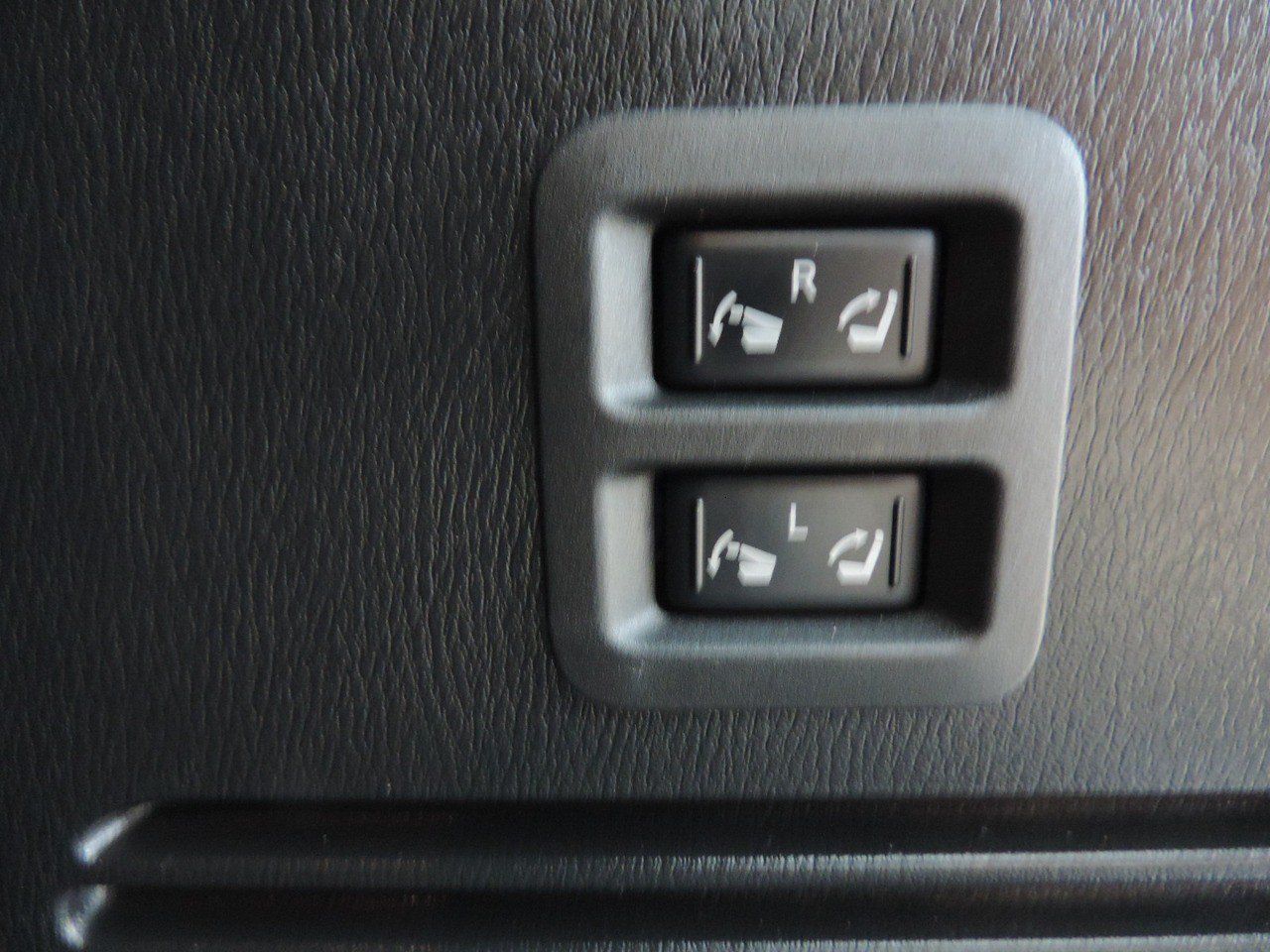 Used 2023 Nissan Armada Platinum w/ Captain's Chairs Package RWD image 25