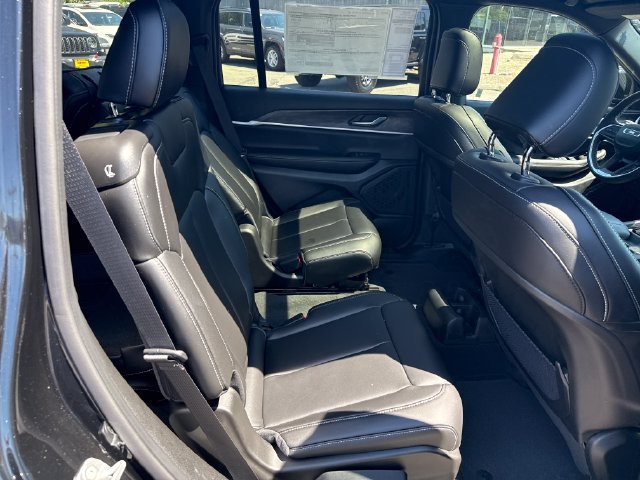 New 2025 Jeep Grand Cherokee L Limited w/ Black Appearance Package AWD/4WD image 10