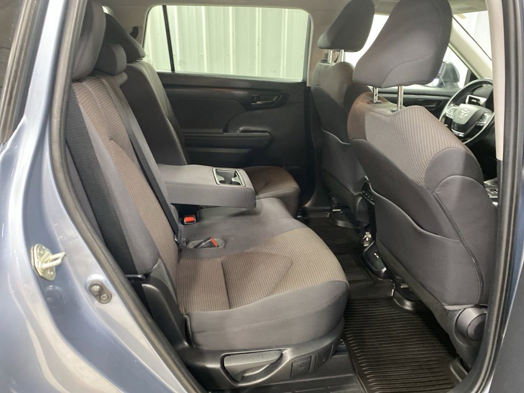 Used 2020 Toyota Highlander LE AWD/4WD image 19