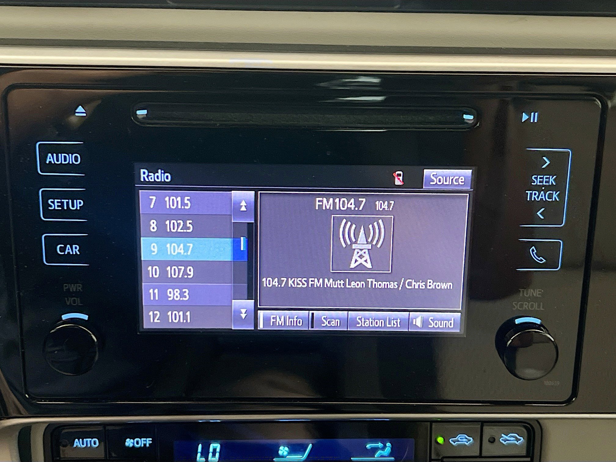 Used 2018 Toyota Corolla LE w/ Carpet Mat Package (TMS) image 10