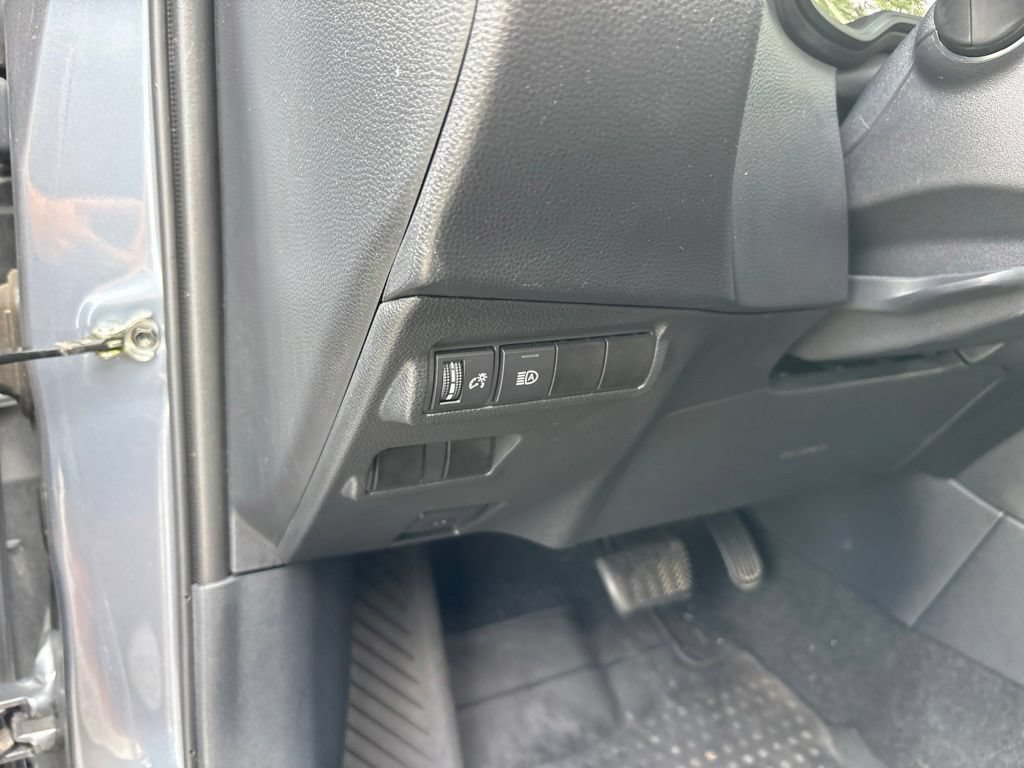 Used 2022 Toyota Corolla Cross LE AWD/4WD image 19