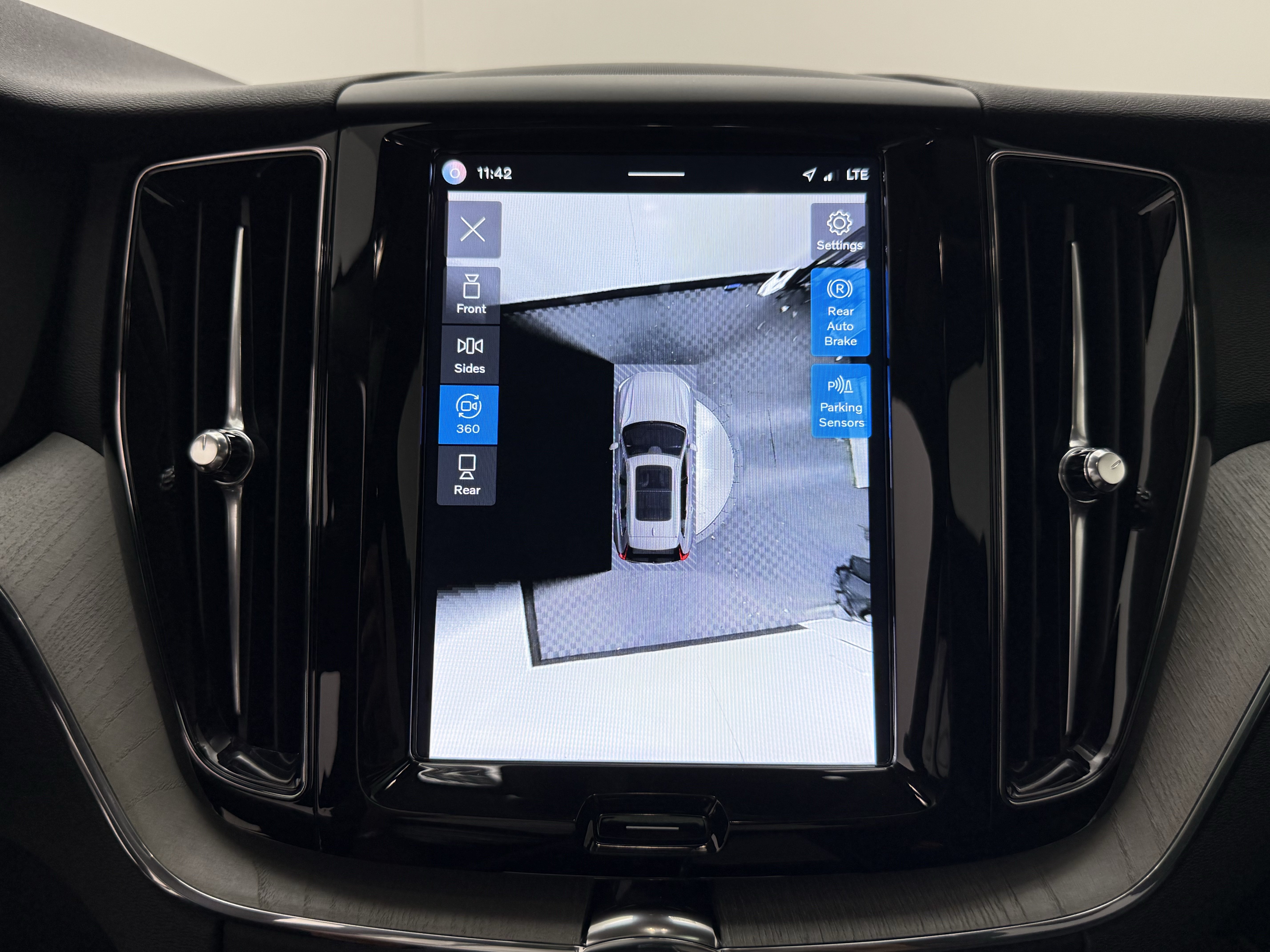 Certified 2025 Volvo XC60 B5 Plus AWD/4WD image 20