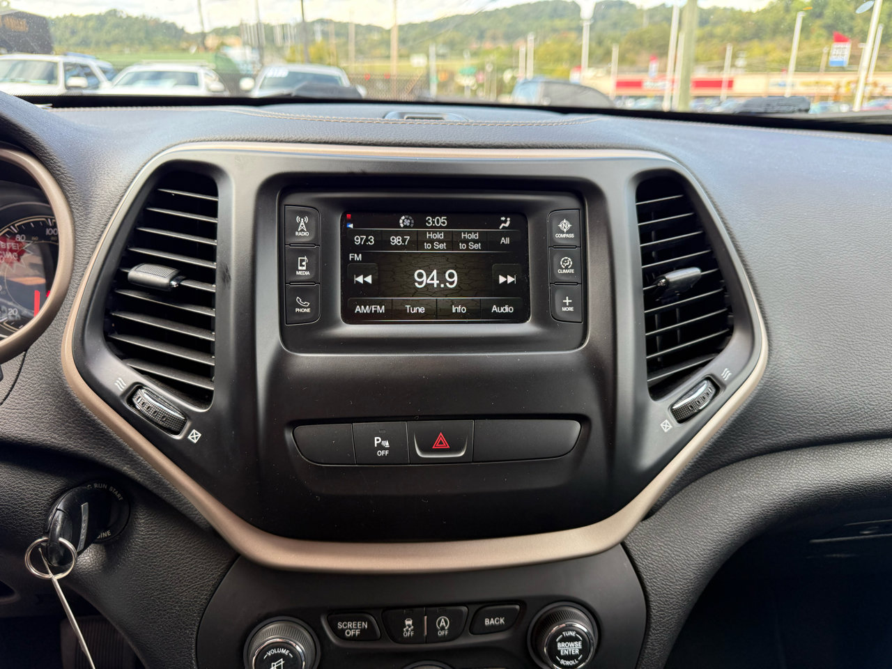 Used 2017 Jeep Cherokee Latitude w/ Safety/Convenience Group image 9