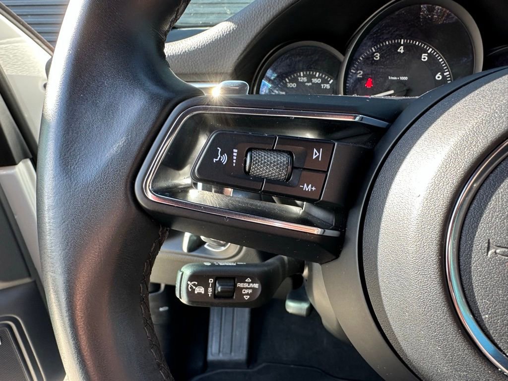 Certified 2023 Porsche Macan AWD/4WD image 18