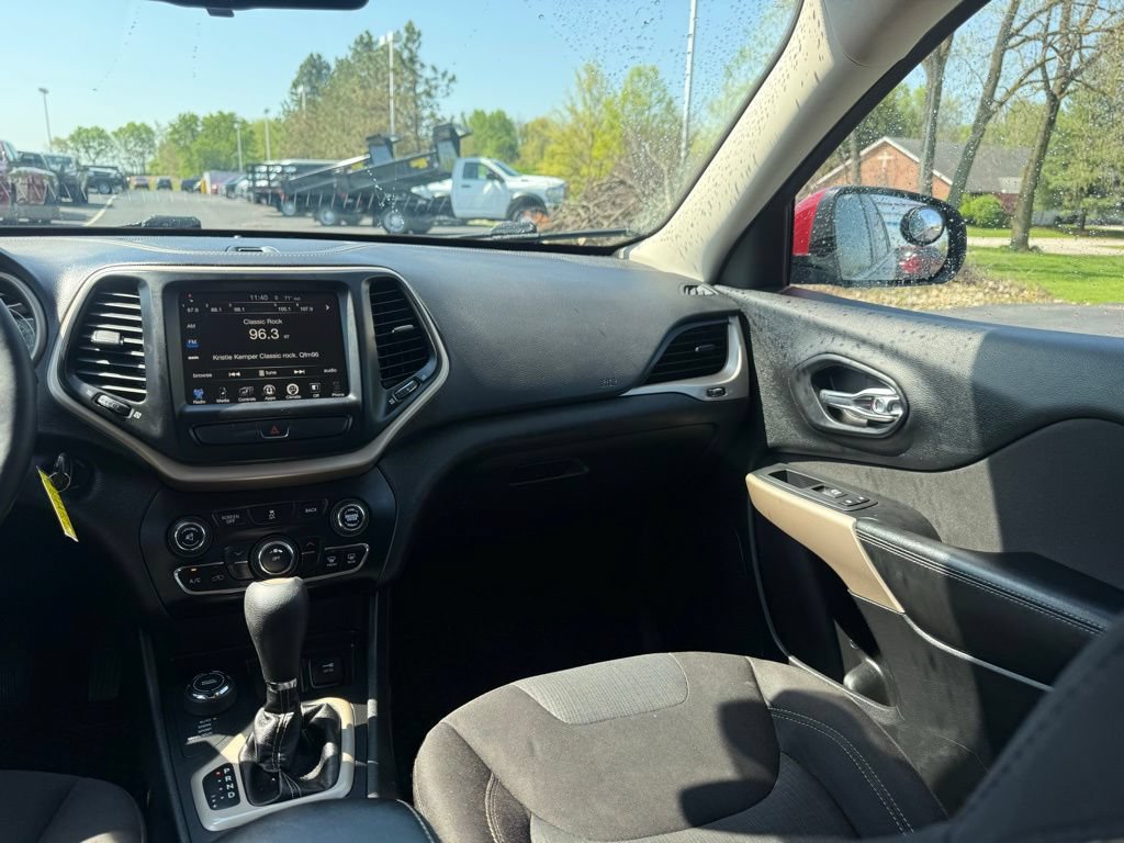 Used 2017 Jeep Cherokee Latitude w/ Cold Weather Group AWD/4WD image 41
