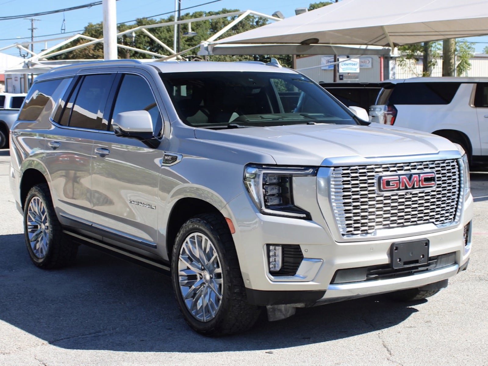 Used 2024 GMC Yukon Denali w/ Advanced Technology Package AWD/4WD image 2