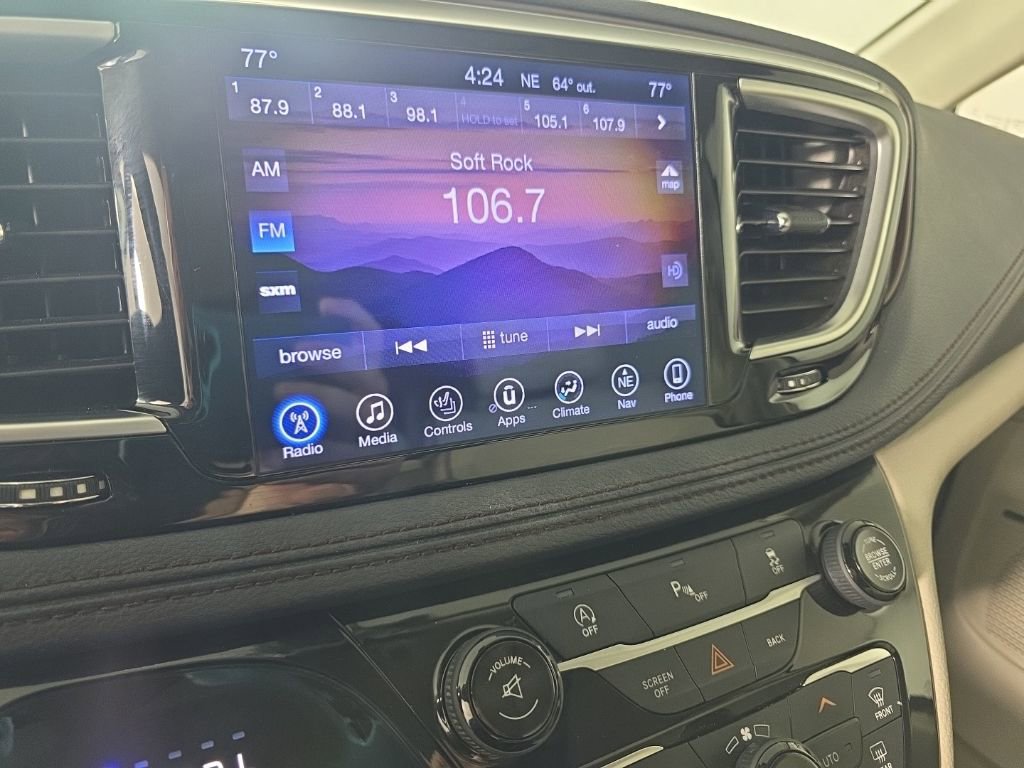 Used 2017 Chrysler Pacifica Limited image 18