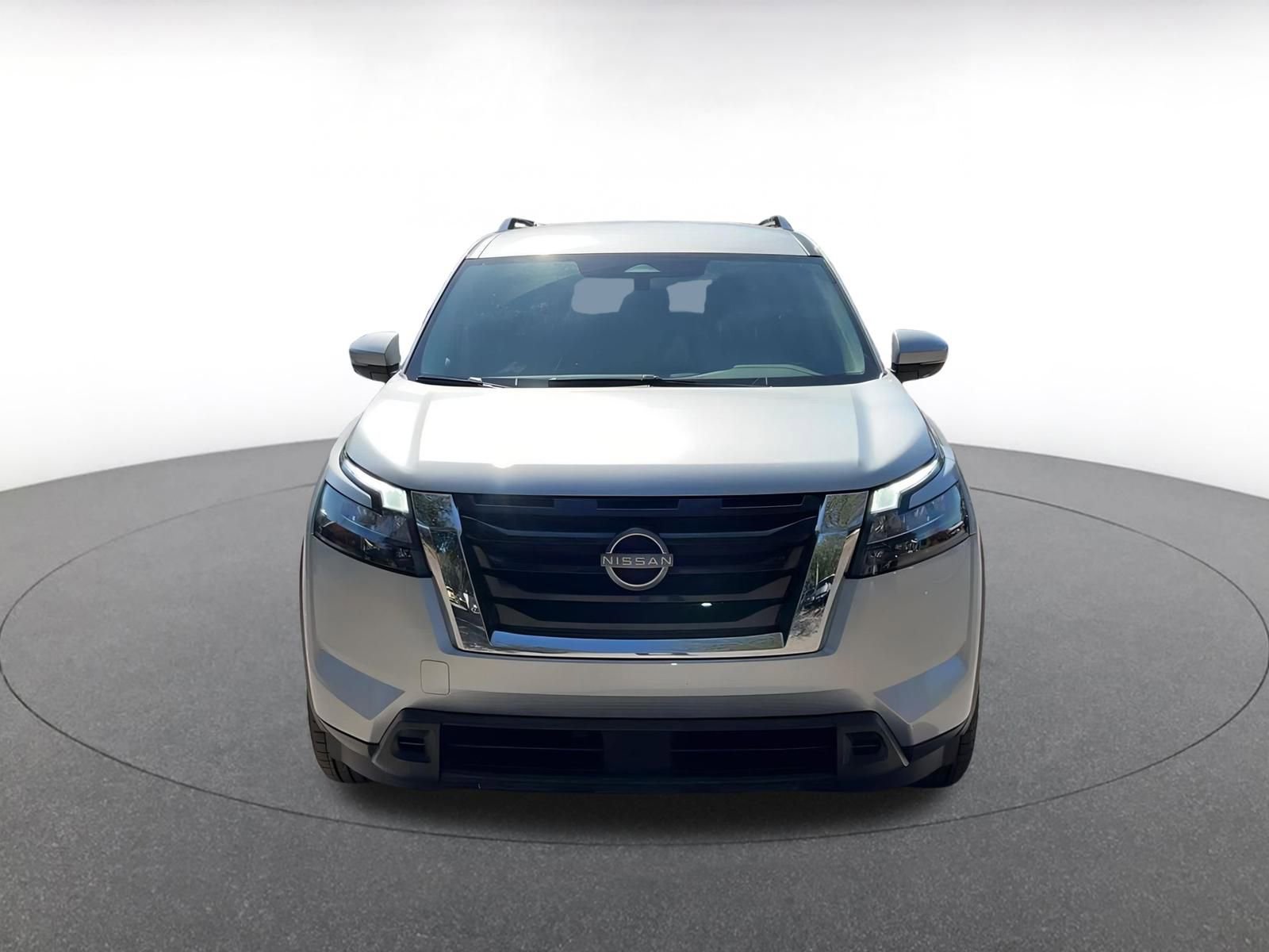 Used 2025 Nissan Pathfinder SV image 4