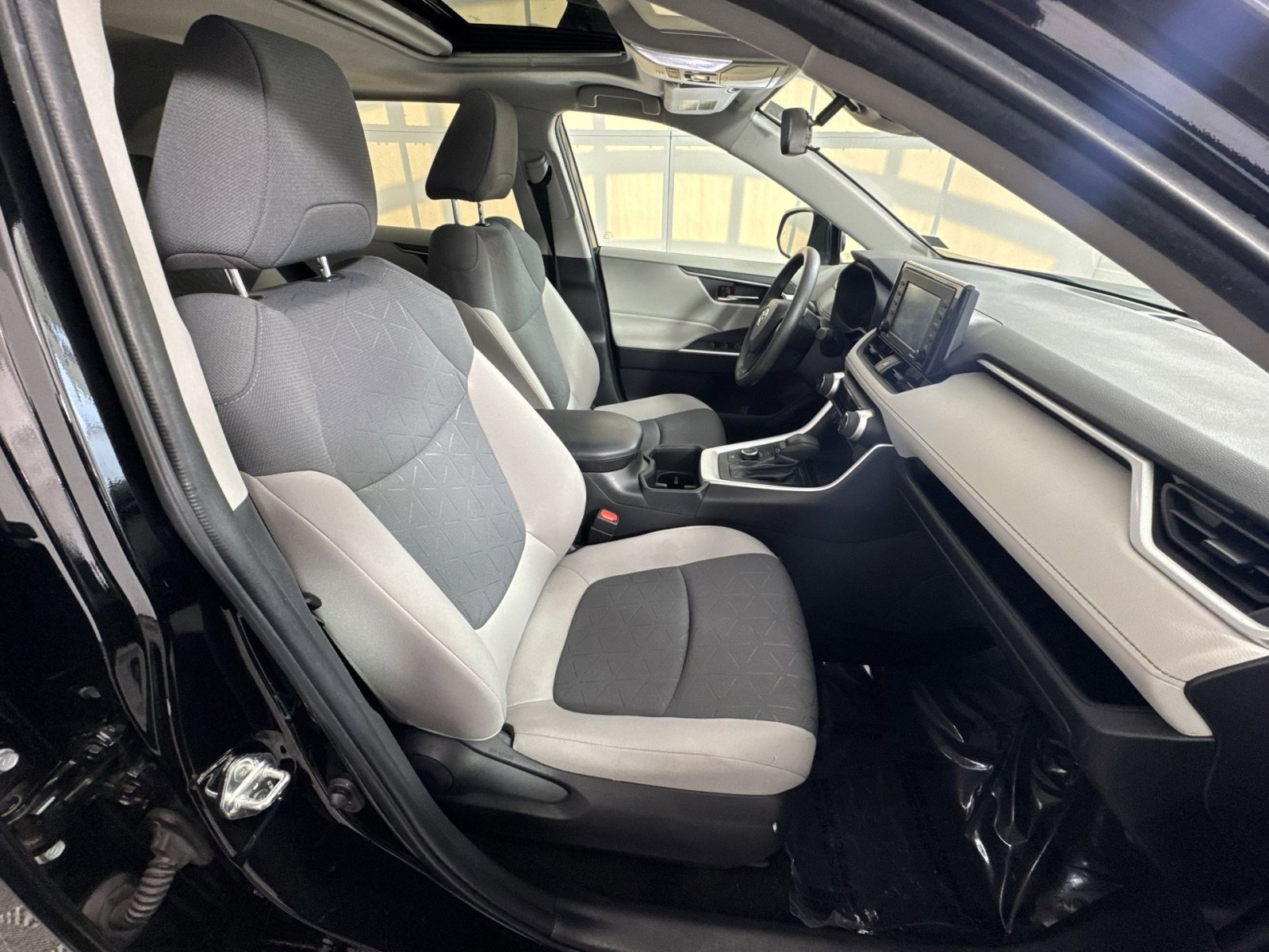 Used 2022 Toyota RAV4 XLE image 25