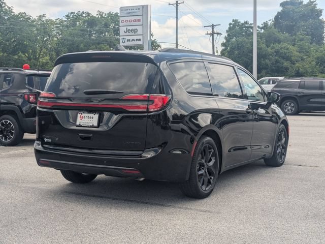 New 2027 Chrysler Pacifica Limited FWD image 3