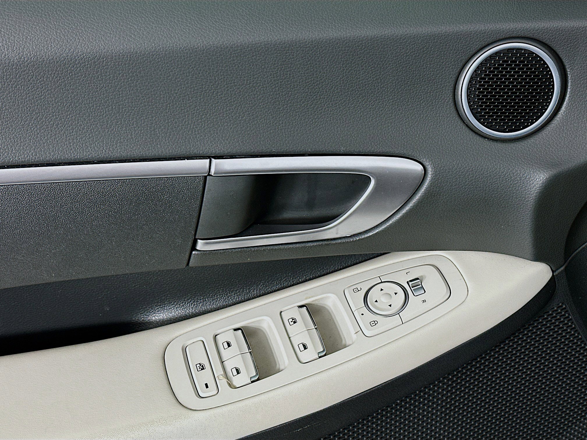 Used 2023 Hyundai Sonata SE w/ Cargo Package image 15