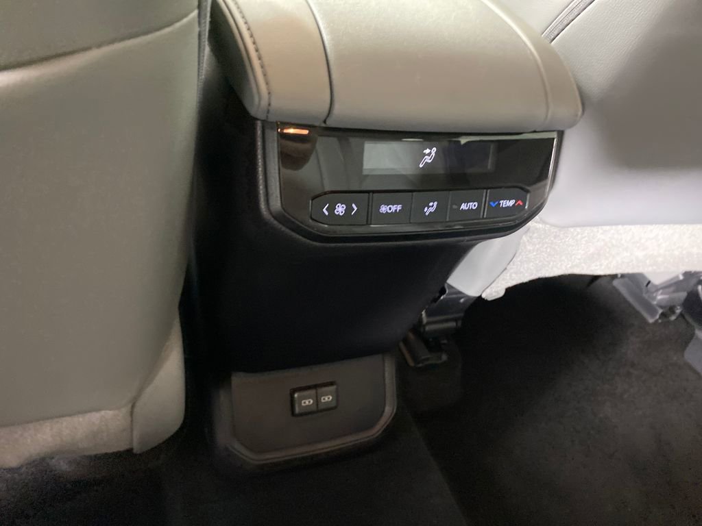 Certified 2024 Toyota Highlander XLE image 33