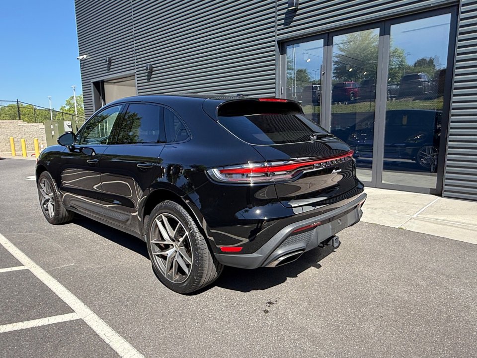 Certified 2024 Porsche Macan AWD/4WD image 3