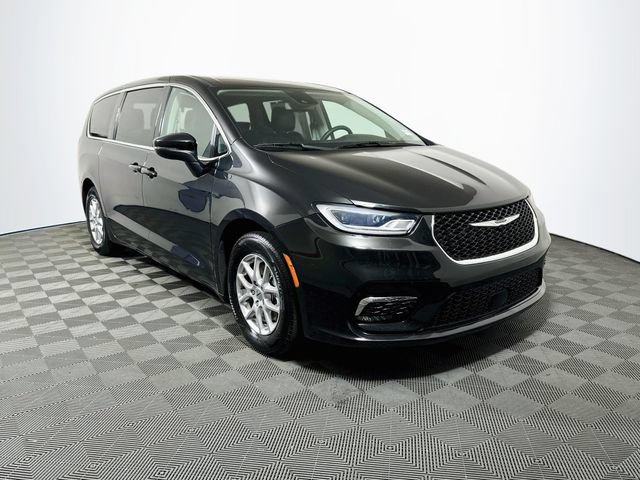 Used 2023 Chrysler Pacifica Touring-L FWD image 1