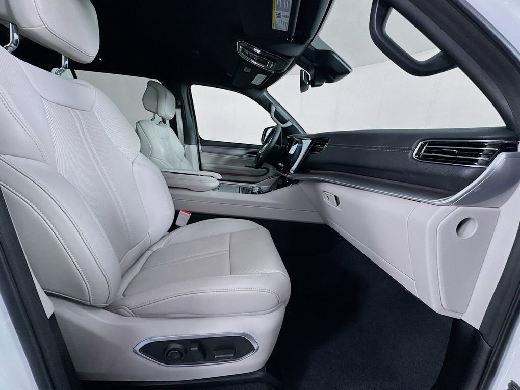 Used 2025 Jeep Wagoneer Series II w/ 8-Passenger Seating Package image 35