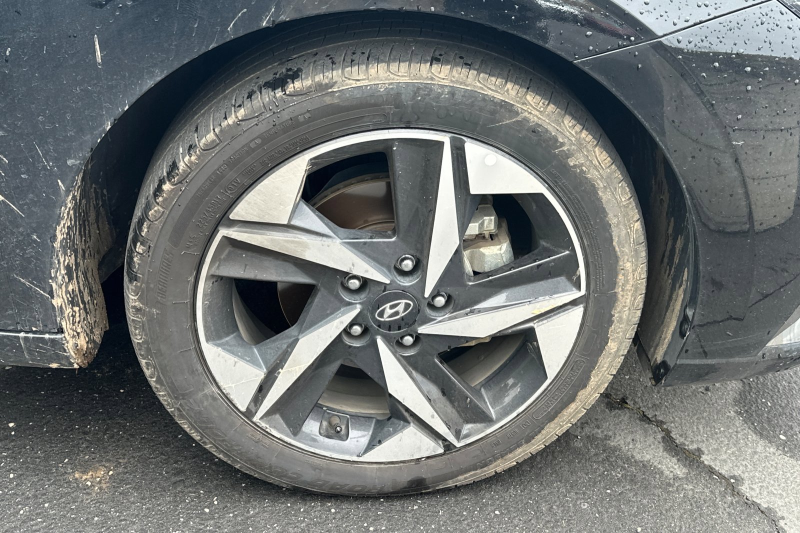 Used 2023 Hyundai Elantra Limited w/ Preferred Accessory Package FWD image 4