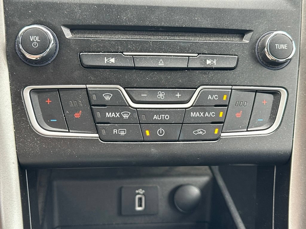 Used 2018 Ford Fusion SE w/ Equipment Group 602A FWD image 25