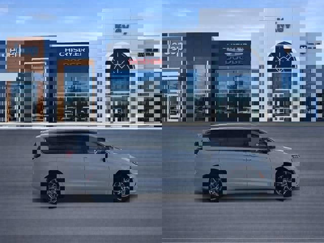 Used 2024 Chrysler Pacifica Touring-L image 7