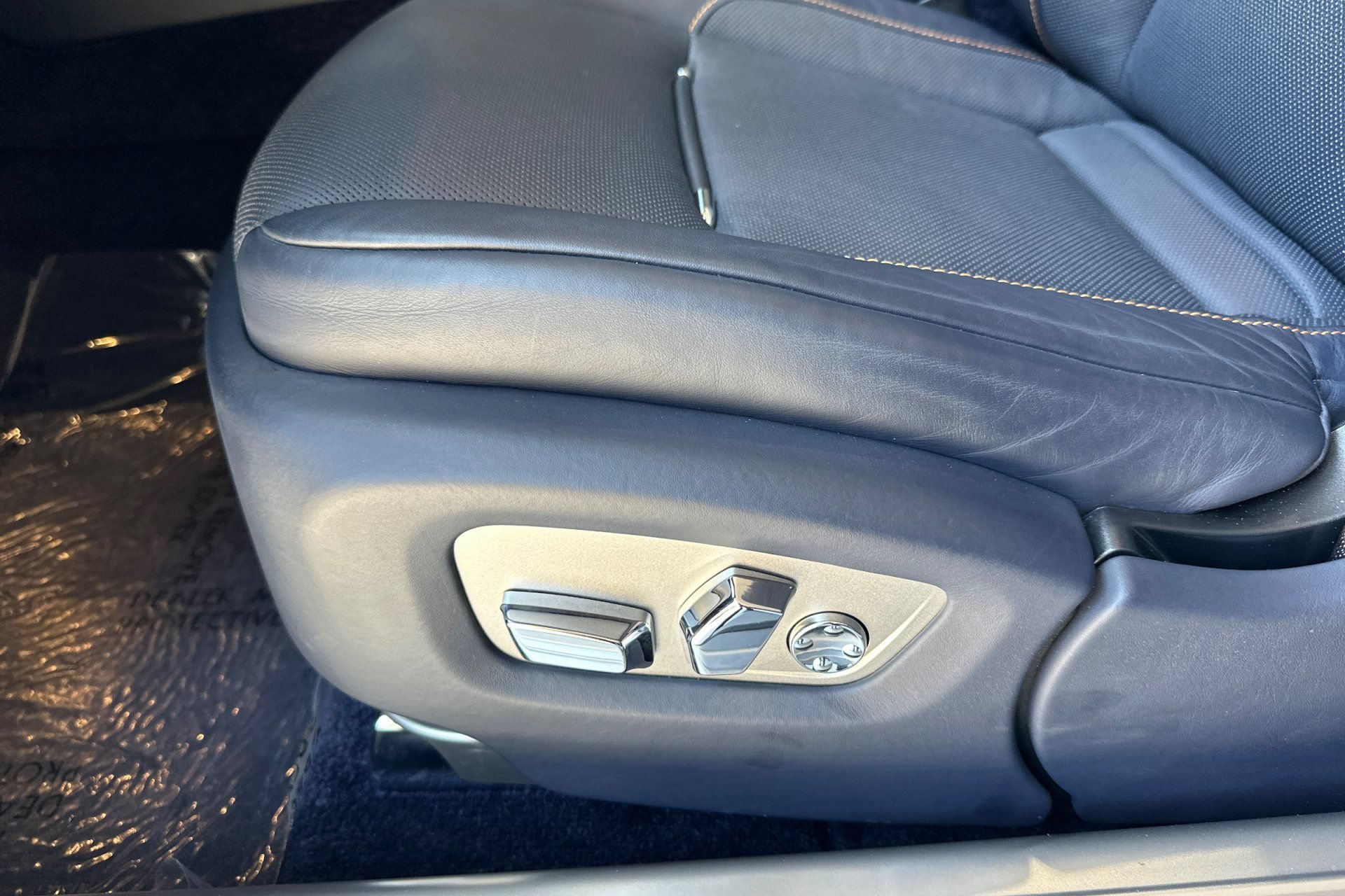 Used 2019 Rolls-Royce Dawn RWD image 15