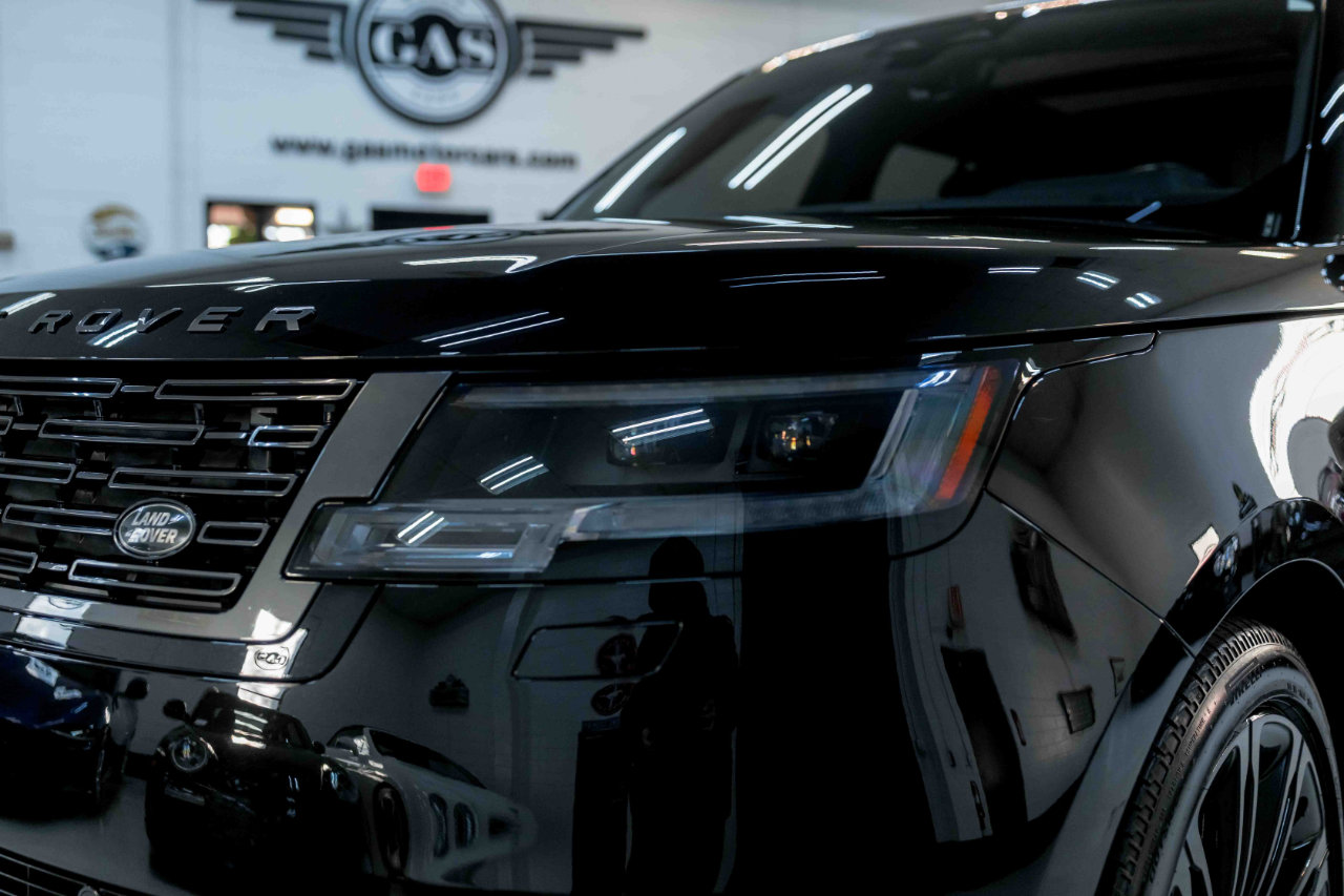 Used 2025 Land Rover Range Rover SE image 12