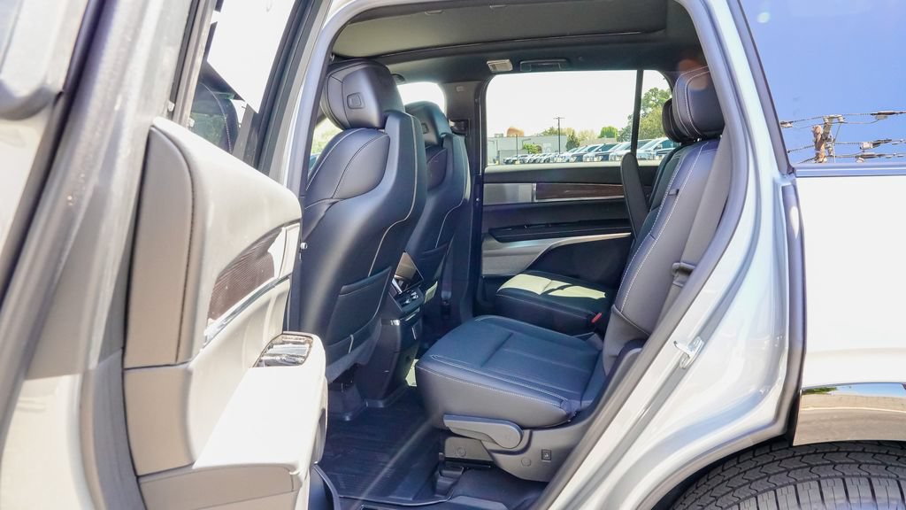 New 2027 Cadillac Vistiq Sport AWD/4WD image 9