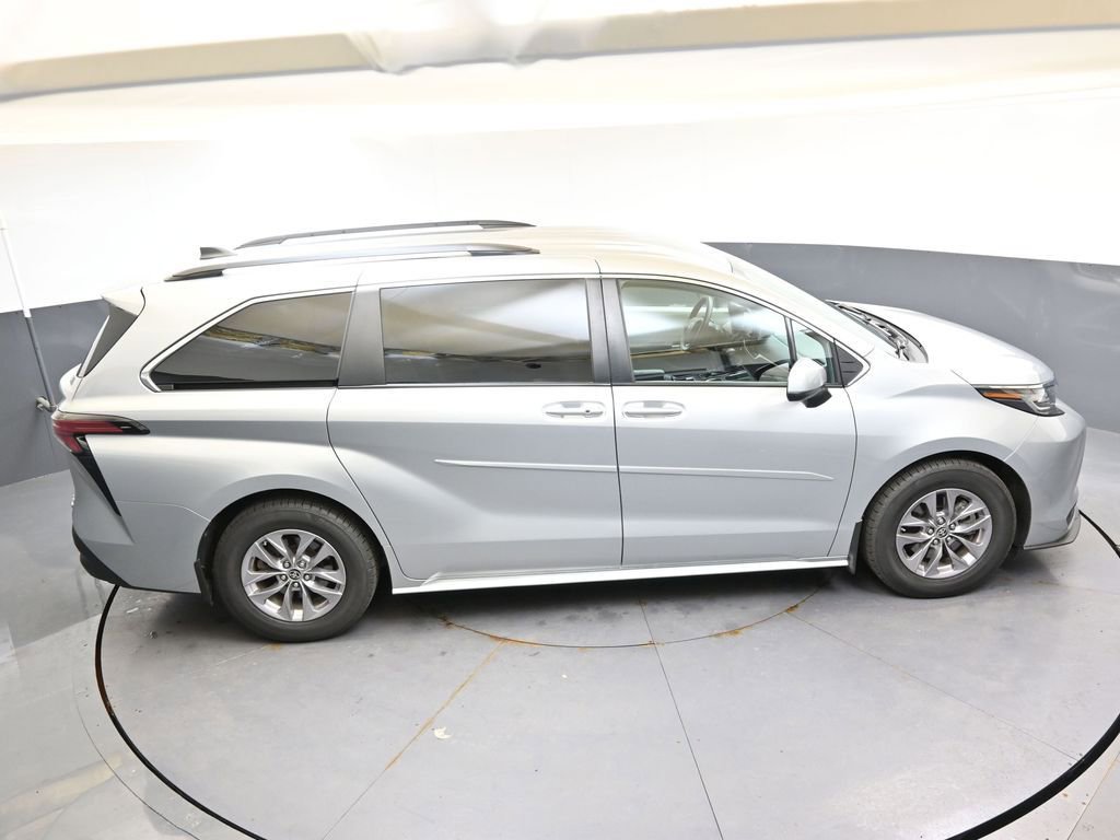 Used 2022 Toyota Sienna LE AWD/4WD image 41