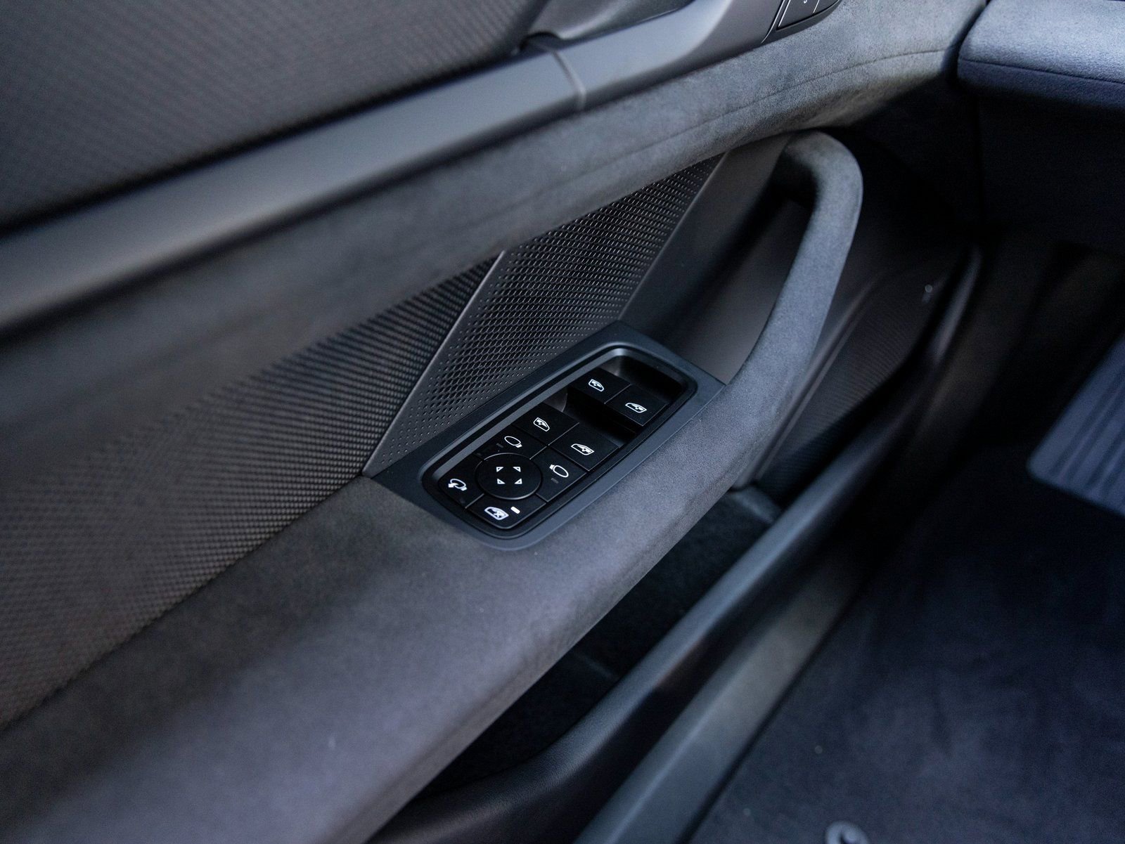 Used 2025 Porsche Taycan GTS image 21