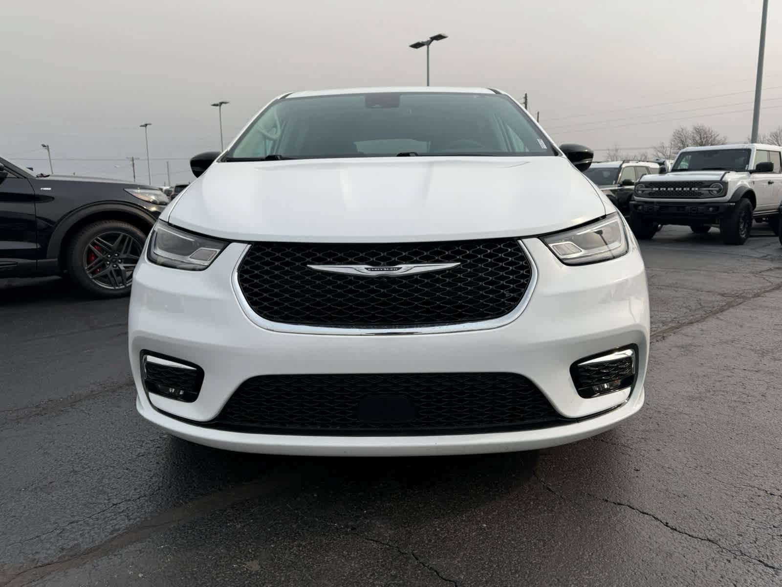 Used 2024 Chrysler Pacifica Touring-L FWD image 24