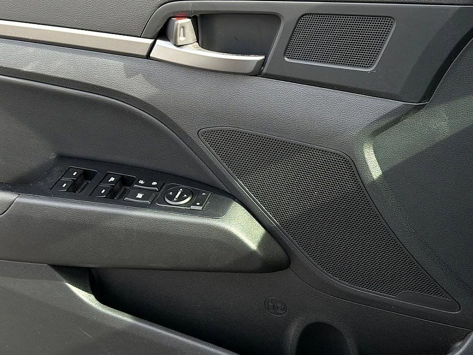 Used 2017 Hyundai Elantra Limited image 19