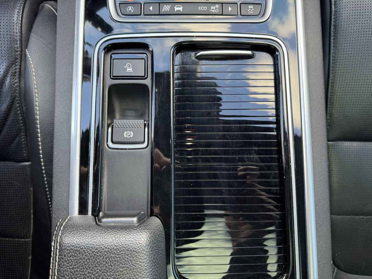 Used 2016 Jaguar XF S image 20