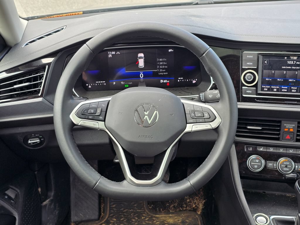 Used 2024 Volkswagen Jetta SE FWD image 6