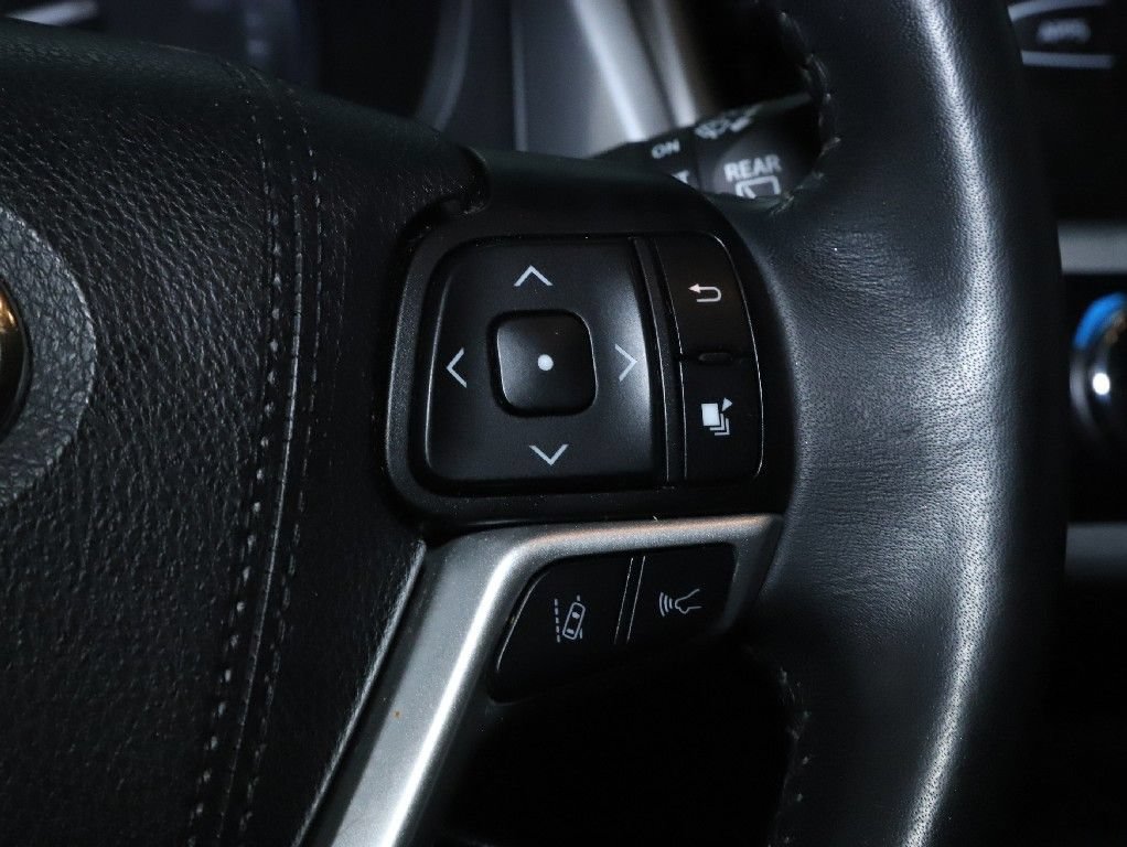 Used 2019 Toyota Highlander SE w/ Nightshade Edition AWD/4WD image 25