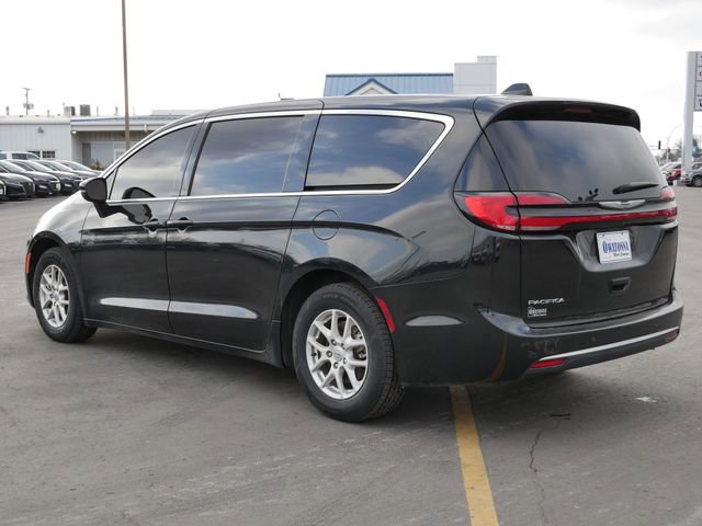 Used 2023 Chrysler Pacifica Touring-L FWD image 3