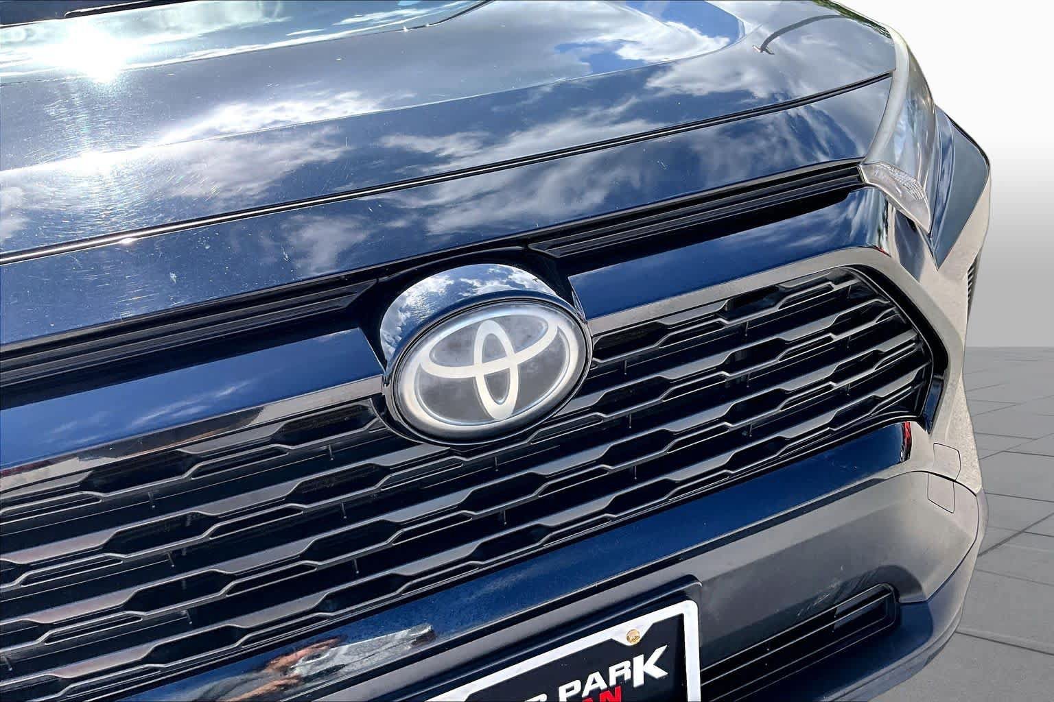 Used 2019 Toyota RAV4 LE w/ Carpet Mat Package FWD image 30