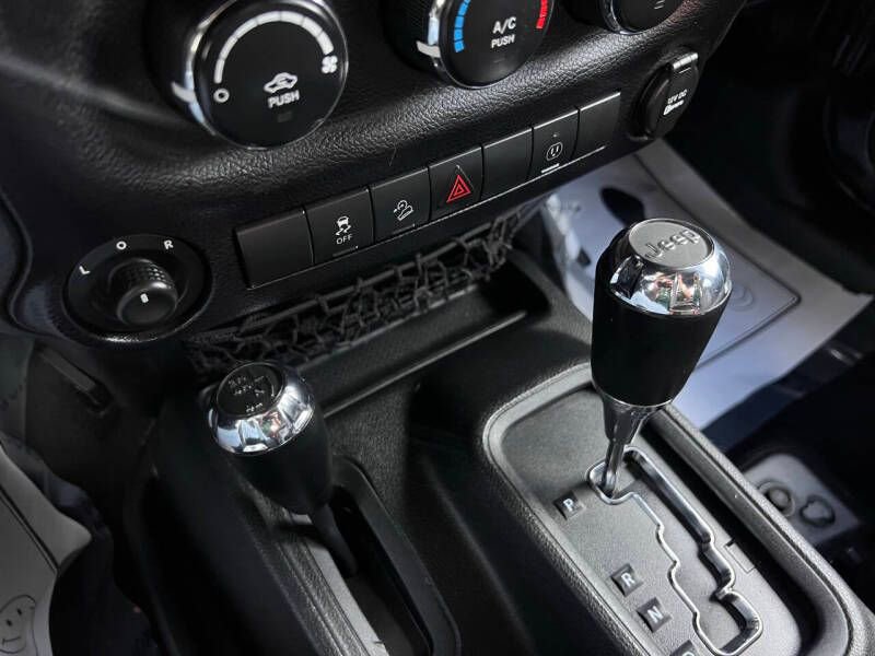 Used 2015 Jeep Wrangler Unlimited Sahara w/ Connectivity Group AWD/4WD image 17