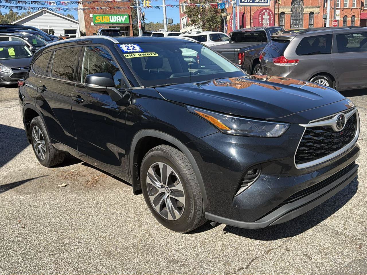 Used 2022 Toyota Highlander XLE AWD/4WD image 6