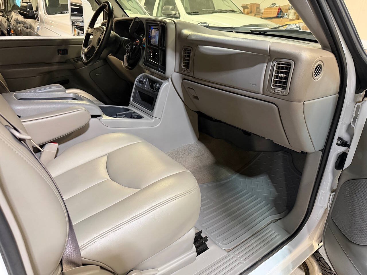 Used 2006 Chevrolet Silverado 2500 LT w/ Onstar Plus Package AWD/4WD image 18
