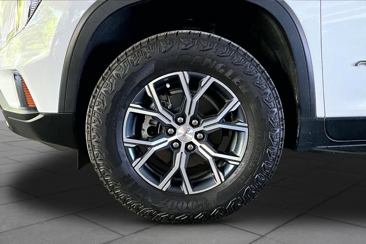 Used 2025 GMC Acadia AT4 w/ Luxury Package AWD/4WD image 10