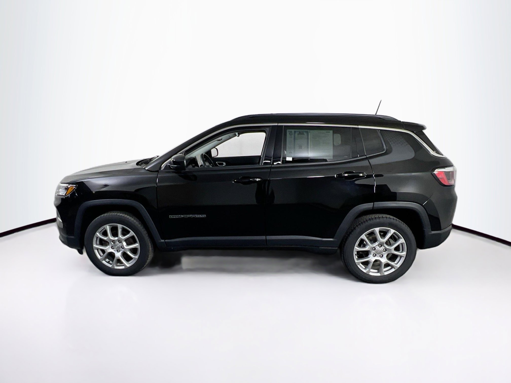 Used 2022 Jeep Compass Latitude w/ Sun and Sound Group image 8