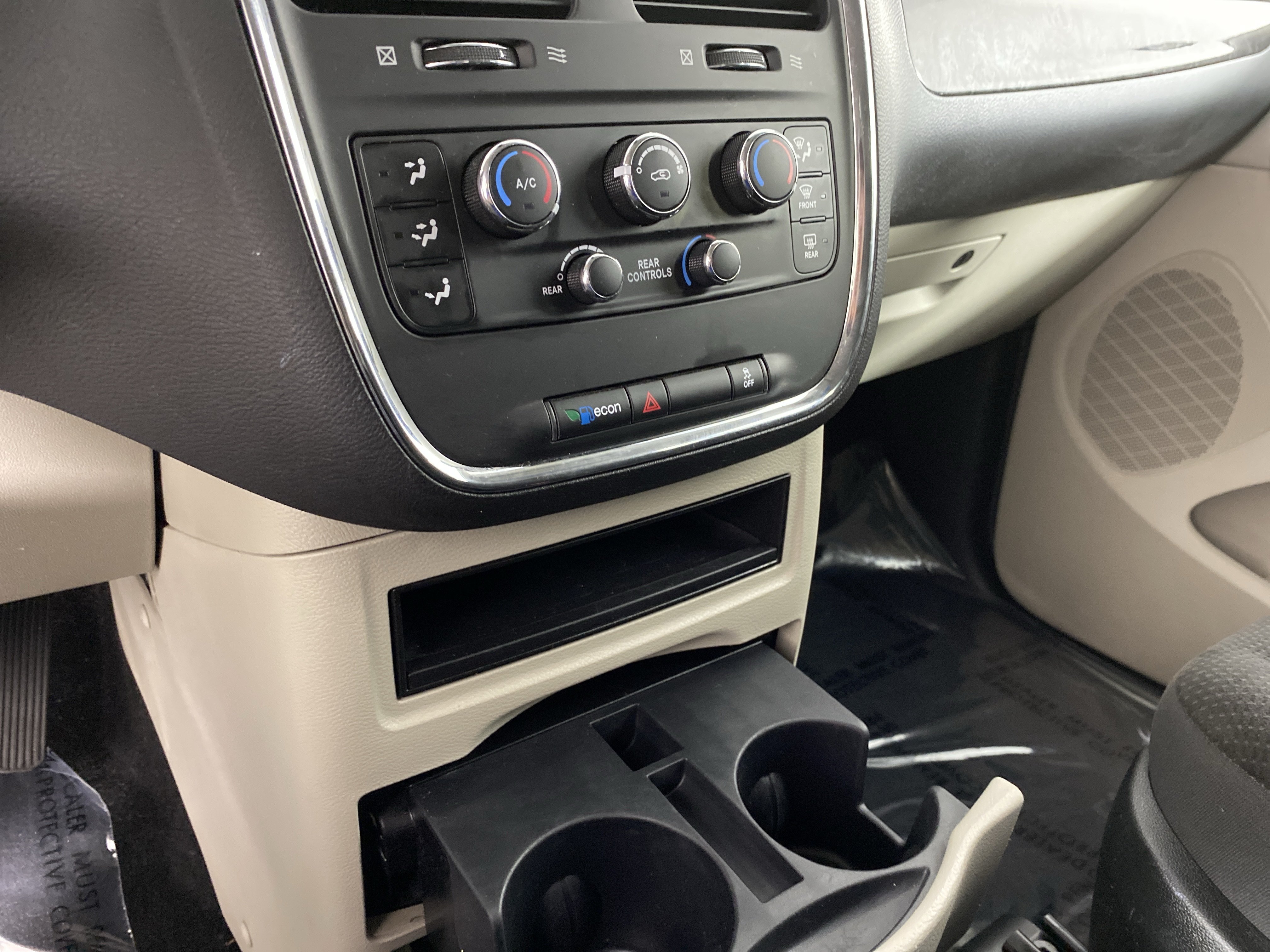 Used 2018 Dodge Grand Caravan SE w/ UConnect Hands-Free Group FWD image 27