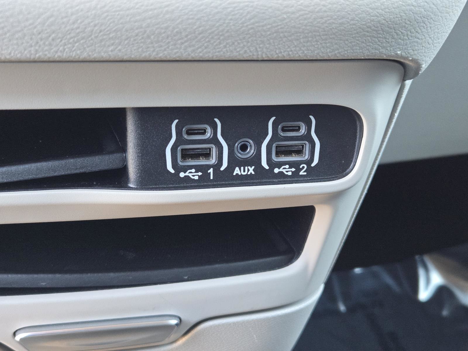 Certified 2023 Chrysler Pacifica Touring-L image 14