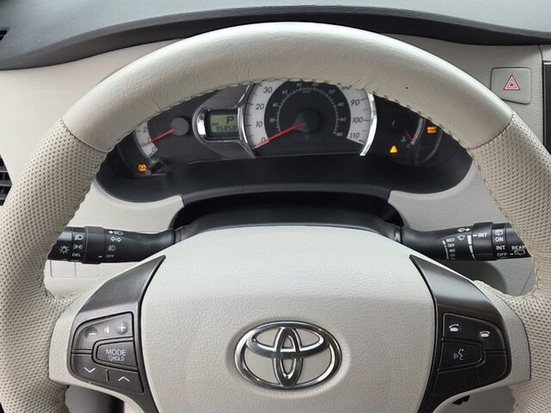 Used 2014 Toyota Sienna SE FWD image 23